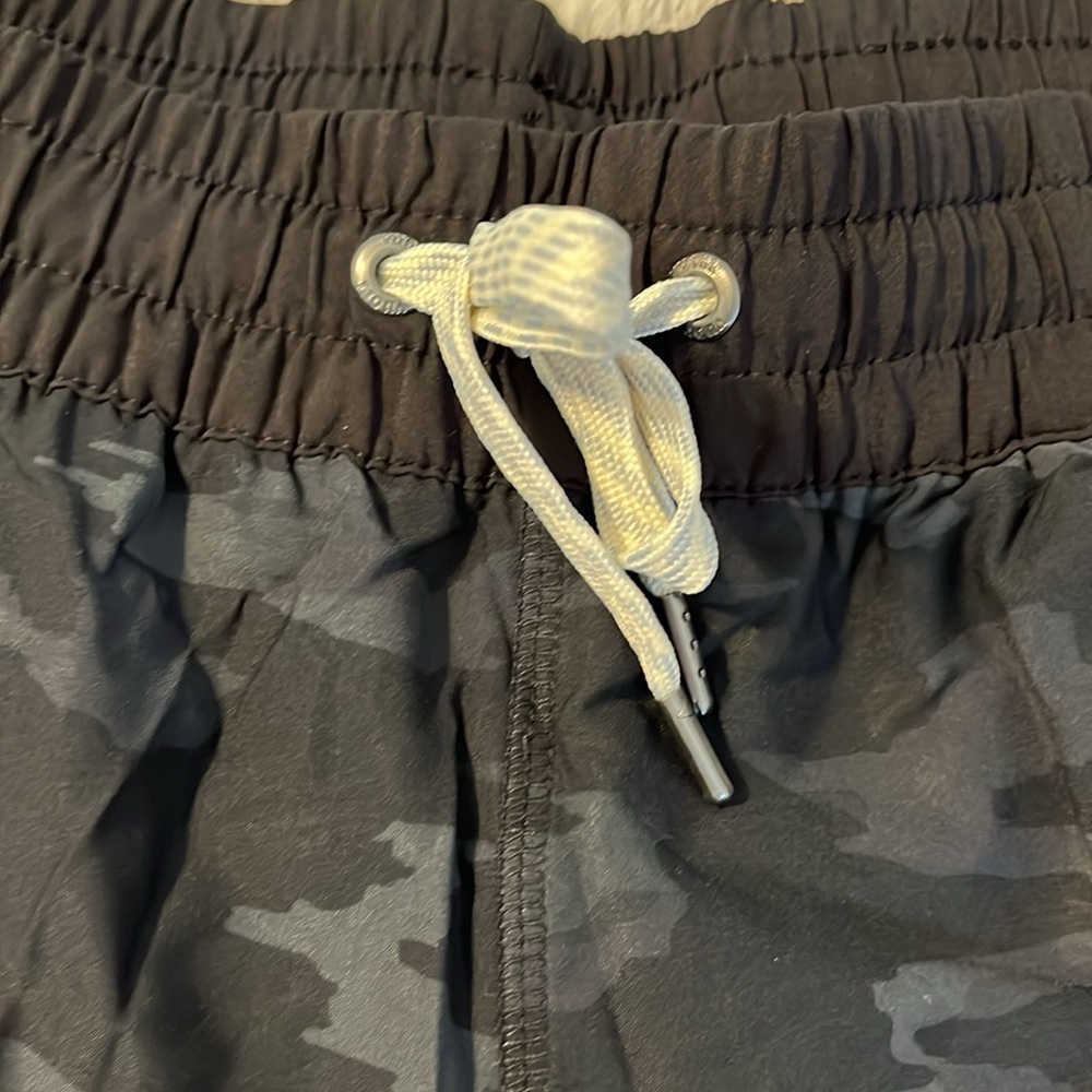 Vuori NWT Black Watercolor Camo Women's Shorts size Small - Picture 2 of 6